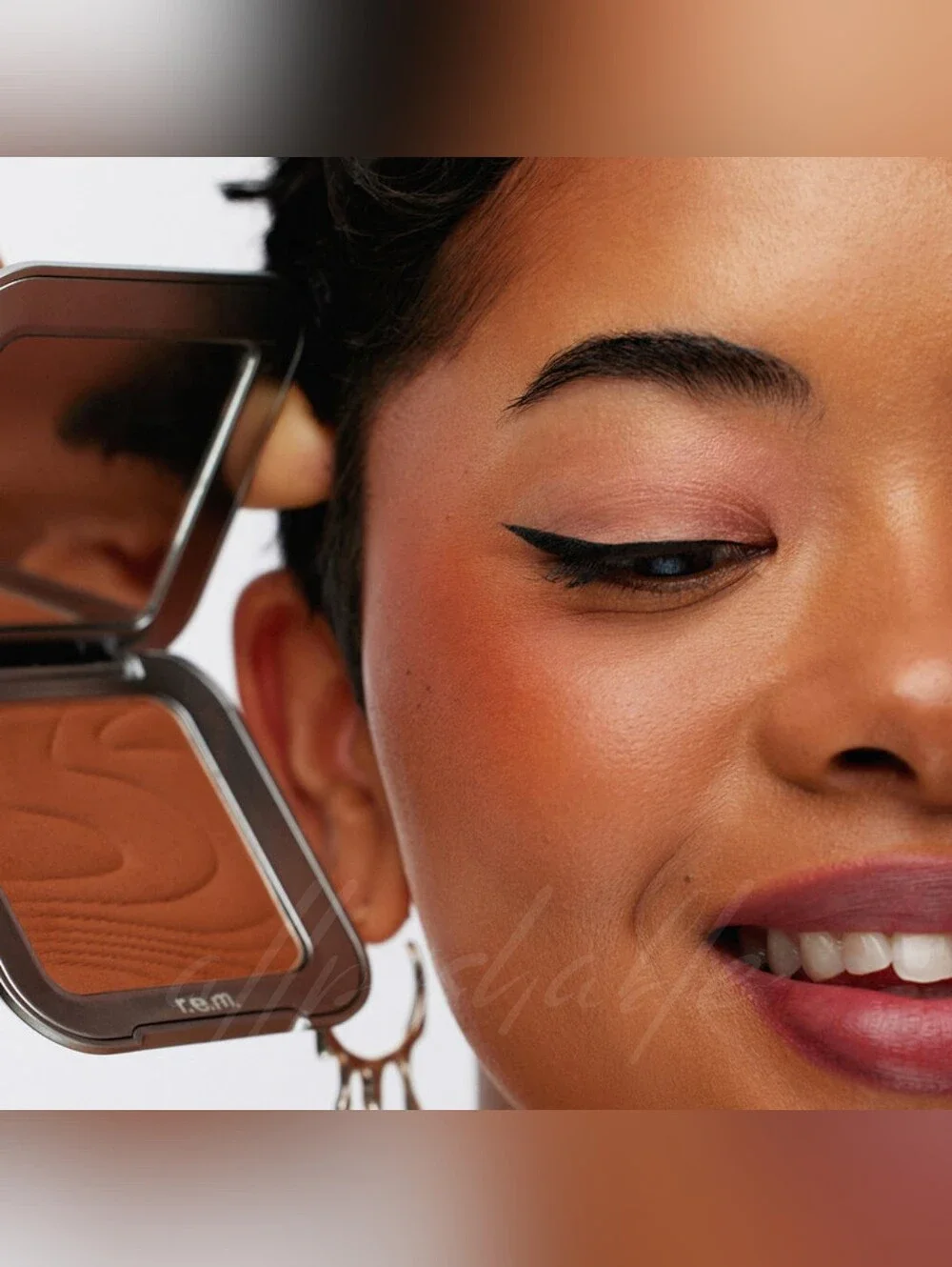 R.E.M Beauty hypernova satin matte bronzer
